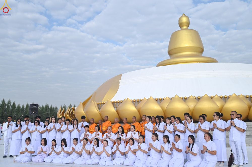 ภาพ No.302759:วันที่ 24 มกราคม พ.ศ. 2569 พิธีตักบาตรพระธรรมยาตรา(ภาพชุดที่ 2) ณ อนุสรณ์สถานลำดับที่ 5 สถานที่เผยแผ่วิชชาธรรมกายครั้งแรก อนุสรณ์สถานบางปลา วัดบางปลา อำเภอบางเลน จังหวัดนครปฐม ในโครงการธรรมยาตรา กตัญญูบูชา มหาปูชนียาจารย์ พระมงคลเทพมุนี(สด จนฺทสโร) พระผู