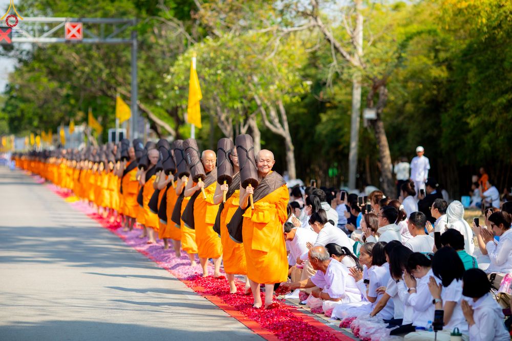 ภาพ No.304737:วันที่ 25 มกราคม พ.ศ. 2569 พิธีต้อนรับพระธรรมยาตรา (ภาพชุดที่ 2) รร.สามัคคีราษฏร์บำรุง-วัดพระธรรมกาย ในโครงการธรรมยาตรา กตัญญูบูชา มหาปูชนียาจารย์ พระมงคลเทพมุนี(สด จนฺทสโร) พระผู้ปราบมาร อนุสรณ์สถาน 7 แห่ง ปีที่ 14