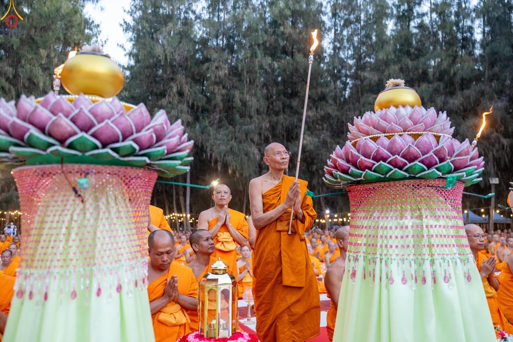 ภาพ No.290126:วันที่ 6 มกราคม พ.ศ. 2569 พิธีจุดประทีปถวายเป็นพุทธบูชา และบูชาธรรมมหาปูชนียาจารย์ (ภาพชุดที่ 2) ณ อนุสรณ์สถานมหาวิหารพระมงคลเทพมุนี (โลตัสแลนด์) อ.สองพี่น้อง จ.สุพรรณบุรี ในโครงการธรรมยาตรา กตัญญูบูชา มหาปูชนียาจารย์ พระมงคลเทพมุนี(สด จนฺทสโร) พระผู้ปรา