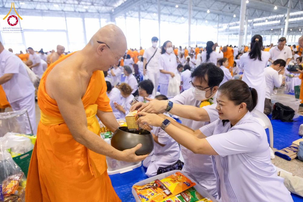 ภาพ No.308500:วันที่ 1 กุมภาพันธ์ พ.ศ. 2569 พิธีตักบาตรข้าวสารอาหารแห้ง ณ บ้านแก้วเรือนทองคุณยาย สภาธรรมกายสากล วัดพระธรรมกาย