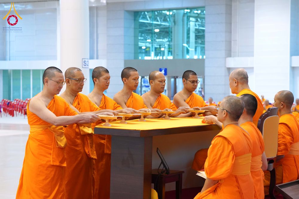 ภาพ No.284834:วันอาทิตย์ที่ 14 ธันวาคม พ.ศ.2568  พิธีปฏิบัติธรรม พิธีถวายภัตตาหารเป็นสังฆทาน พิธีมอบต้นสมบัติจักรพรรดิ ถวายแด่เจ้าอาวาสและประธานสงฆ์ 236 ศูนย์ส่งเสริมศีลธรรมทั่วโลก ณ สภาธรรมกายสากล วัดพระธรรมกาย