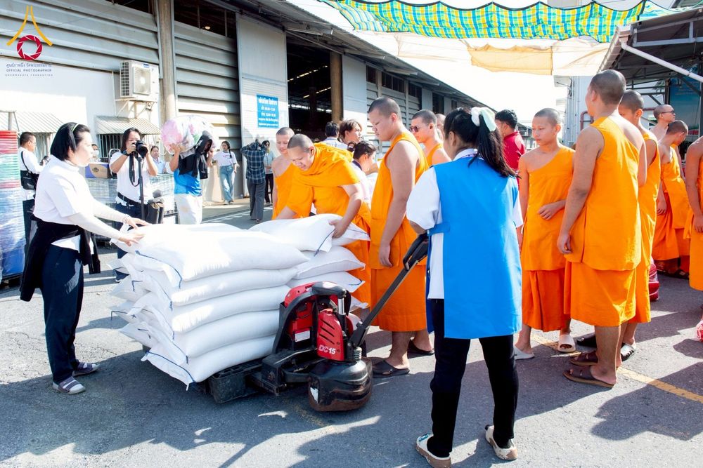 ภาพ No.273686:วันที่ 27 พฤศจิกายน พ.ศ. 2568 คณะศิษยานุศิษย์วัดพระธรรมกาย มูลนิธิธรรมกาย มอบอาหารและสิ่งของความช่วยเหลือให้พี่น้องชาวใต้ ผู้ประสบอุทกภัยน้ำท่วม