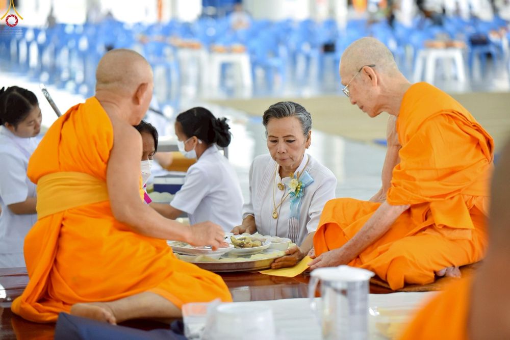 ภาพ No.230431:วันที่ 28 มิถุนายน พ.ศ. 2568 พิธีถวายภัตตาหารเมนูสวรรค์ เพื่อการบรรลุธรรม ณ หอฉันคุณยายอาจารย์ฯ วัดพระธรรมกาย