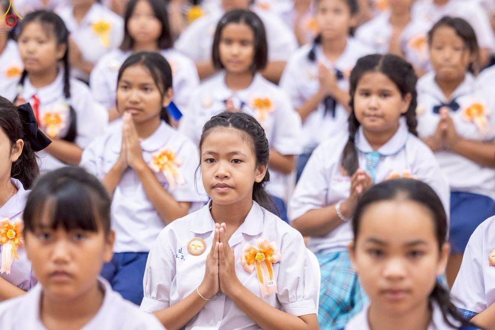 ภาพ No.245927:วันเสาร์ที่ 13 กันยายน พ.ศ. 2568 พิธีมอบผ้าไตรประธานกฐินสัมฤทธิ์เด็กดี V-Star ณ สภาธรรมกายสากล วัดพระธรรมกาย