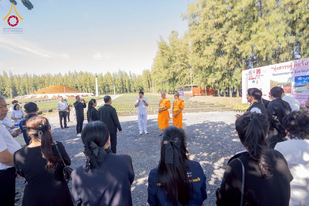 ภาพ No.271931:วันที่ 22 พฤศจิกายน พ.ศ. 2568 ผู้ว่าฯ ปทุมธานี ลงพื้นที่เยี่ยม “อำเภอคลองหลวง” พร้อมชมการเตรียมความพร้อมเทศกาลสวนดอกไม้ปทุมธานี “ทุ่งสวรรค์ ตะวันฉาย” ณ วัดพระธรรมกาย