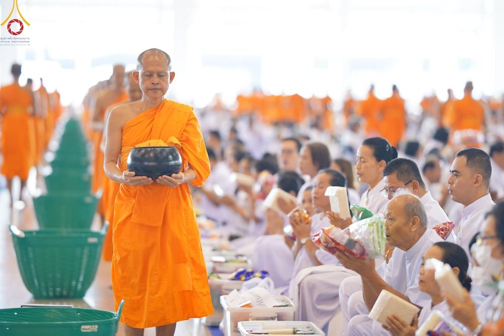 ภาพ No.139075:พิธีตักบาตร , พิธีบูชาข้าวพระ ณ ห้องแก้วสารพัด 1 สภาธรรมกายสากล วัดพระธรรมกาย วันอาทิตย์ต้นเดือนที่ 2 มิถุนายน พ.ศ. 2567