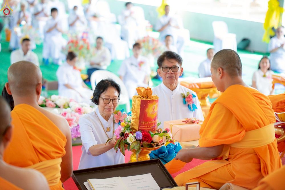 ภาพ No.255277:วันที่ 12 ตุลาคม พ.ศ. 2568 พิธีอัญเชิญพระบรมสารีริกธาตุและบรรจุ ลงในพระเกตุพระประธาน , พิธีทอดกฐินสามัคคีทั่วไทย 30,000 วัด โดยคณะศิษยานุศิษย์ วัดพระธรรมกาย  บูชาธรรม 81 ปี หลวงพ่อธัมมชโย ณ ธุดงคสถานเขาย้อย จ.เพชรบุรี