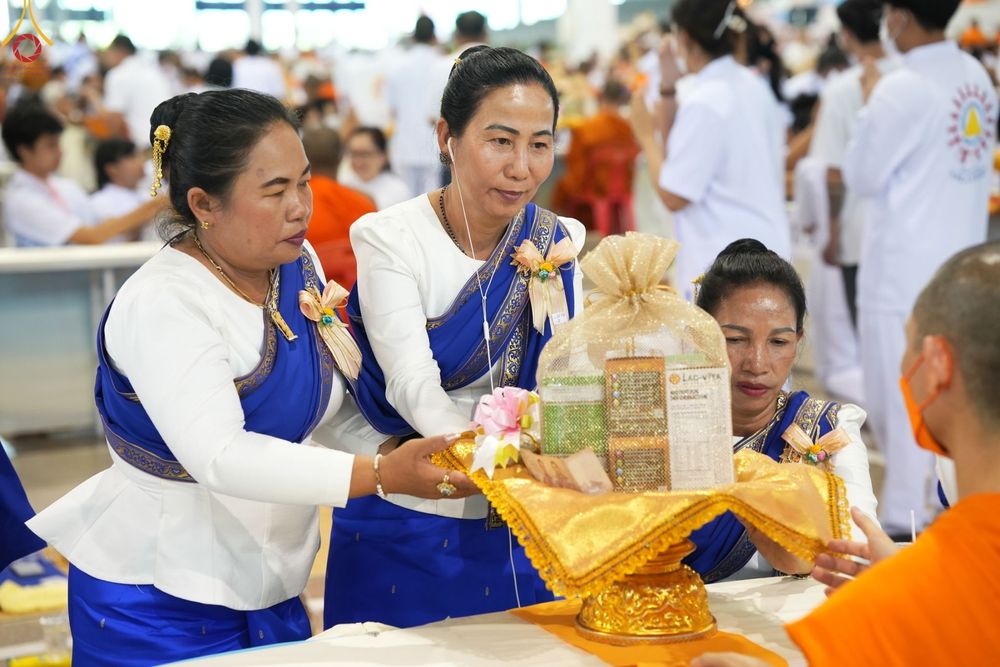 ภาพ No.85373:พิธีถวายมหาสังฆทานคณะสงฆ์ 2000 กว่าวัดทั่วประเทศปีที่ 23, พิธีถวายไทยธรรมคณะสงฆ์ 323 วัด 4 จังหวัดชายแดนภาคใต้, พิธีมอบปัจจัยช่วยเหลือครู 4 จังหวัดชายแดนภาคใต้ ณ สภาธรรมกายสากล วัดพระธรรมกาย ในวันสมาธิโลก อาทิตย์ที่ 6 สิงหาคม พ.ศ. 2566