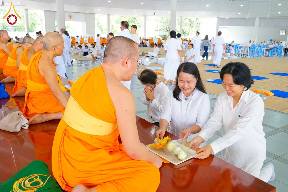 ภาพ No.268316:วันที่ 8 พฤศจิกายน พ.ศ. 2568 พิธีถวายภัตตาหารเมนูสวรรค์ เพื่อการบรรลุธรรม ณ หอฉันคุณยายอาจารย์ฯ วัดพระธรรมกาย