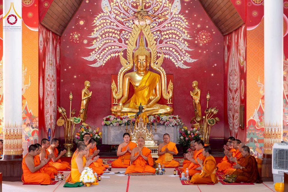 ภาพ No.275871:วันพุธที่ 3 ธันวาคม พ.ศ. 2568 พิธีบรรพชาอุปสมบท โครงการอุปสมบทบูชาธรรมมหาปูชนียาจารย์ ศูนย์อบรม : ศูนย์ส่งเสริมศีลธรรม จ.พะเยา ณ โบราณสถานพระธาตุจอมทอง และ โบสถ์กลางน้ำ วัดพระธาตุศรีโคมคำ อำเภอเมือง จังหวัดพะเยา