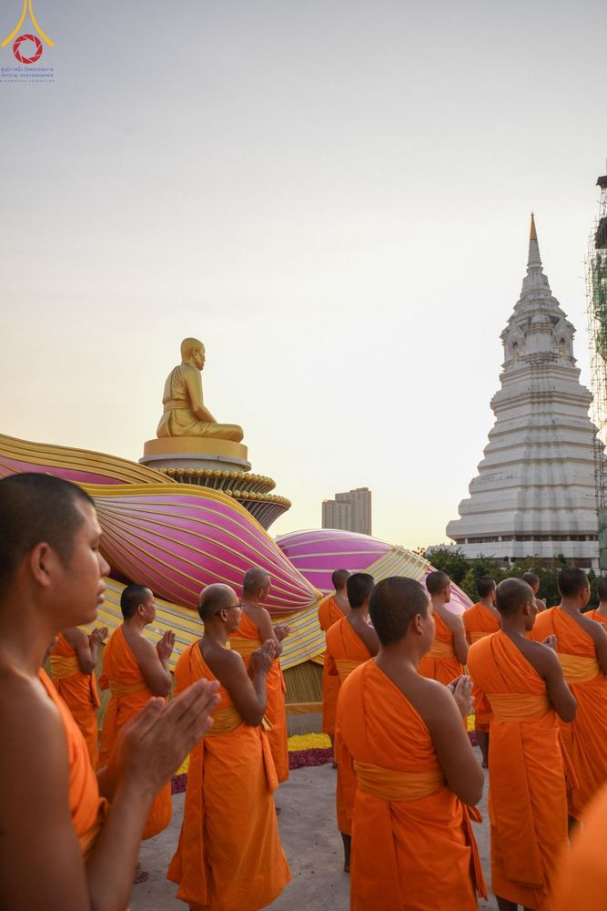 ภาพ No.201311:พระธรรมยาตราปฏิบัติธรรม และถ่ายภาพหมู่ประวัติศาสตร์ ณ อาคารธรรมยาตรา กตัญญูบูชามหาปูชนียาจารย์  ตรงข้ามวัดปากน้ำภาษีเจริญ จ.กรุงเทพมหานคร ในโครงการธรรมยาตรา กตัญญูบูชา มหาปูชนียาจารย์ พระมงคลเทพมุนี(สด จนฺทสโร) พระผู้ปราบมาร อนุสรณ์สถาน 7 แห่ง ปีที่ 13