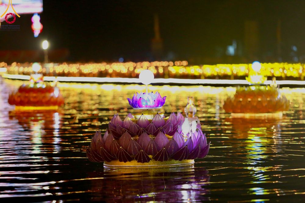 ภาพ No.97164:พิธีลอยกระทงธรรม ณ สระเศรษฐีทะเลบุญ มหาวิหารพระมงคลเทพมุนี (สด จนฺทสโร) และพิธีสวดธรรมจักร ครบ 5,899,999,999 จบ เนื่องในวันลอยกระทง วันพระขึ้น 15 ค่ำ เดือน 12 ณ วัดพระธรรมกาย จ.ปทุมธานี วันที่ 27 พฤศจิกายน พ.ศ. 2566