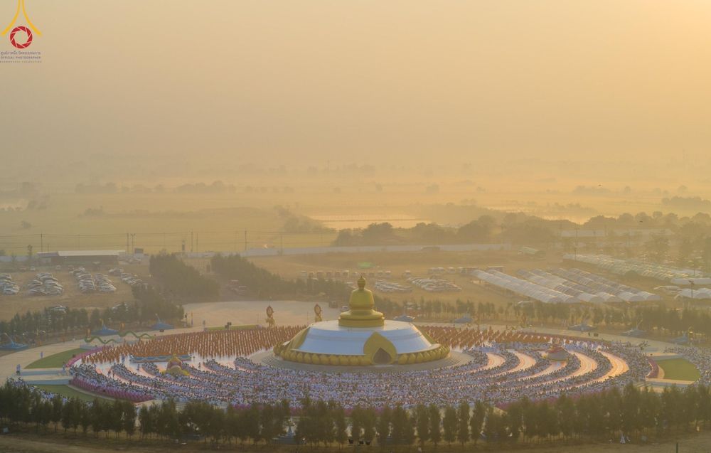 ภาพ No.201037:พิธีตักบาตรพระธรรมยาตรา ณ อนุสรณ์สถานลำดับที่ 5 สถานที่เผยแผ่วิชชาธรรมกายครั้งแรก อนุสรณ์สถานบางปลา วัดบางปลา อำเภอบางเลน จังหวัดนครปฐม ในโครงการธรรมยาตรา กตัญญูบูชา มหาปูชนียาจารย์ พระมงคลเทพมุนี(สด จนฺทสโร) พระผู้ปราบมาร อนุสรณ์สถาน 7 แห่ง ปีที่ 13