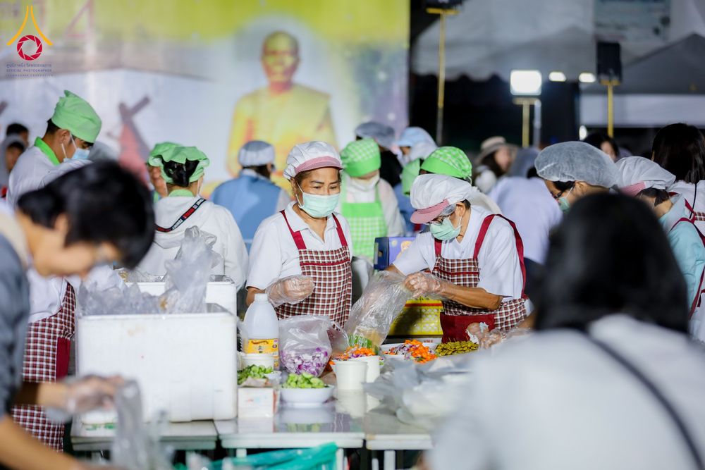 ภาพ No.287992:วันที่ 4 มกราคม พ.ศ. 2569 พิธีถวายภัตตาหารเป็นสังฆทาน แด่พระธรรมยาตรา ในโครงการธรรมยาตรา กตัญญูบูชา มหาปูชนียาจารย์ พระมงคลเทพมุนี(สด จนฺทสโร) พระผู้ปราบมาร อนุสรณ์สถาน 7 แห่ง ปีที่ 14 ณ อนุสรณ์สถานมหาวิหารพระมงคลเทพมุนี (โลตัสแลนด์) อ.สองพี่น้อง จ.สุพรร