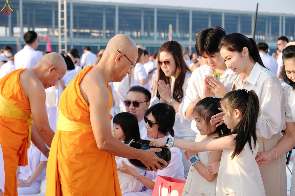 ภาพ No.279868:วันที่ 1 มกราคม พ.ศ.2569 พิธีตักบาตรในวันขึ้นปีใหม่ ณ ลานธรรม วัดพระธรรมกาย