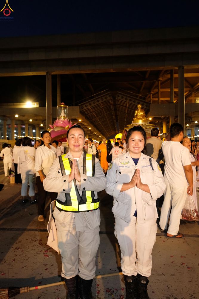 ภาพ No.296113:ภาพเบื้องหลังอาสาสมัครรวมใจ ชุดที่ 1 ในโครงการธรรมยาตรา กตัญญูบูชา มหาปูชนียาจารย์ พระมงคลเทพมุนี(สด จนฺทสโร) พระผู้ปราบมาร อนุสรณ์สถาน 7 แห่ง ปีที่ 14