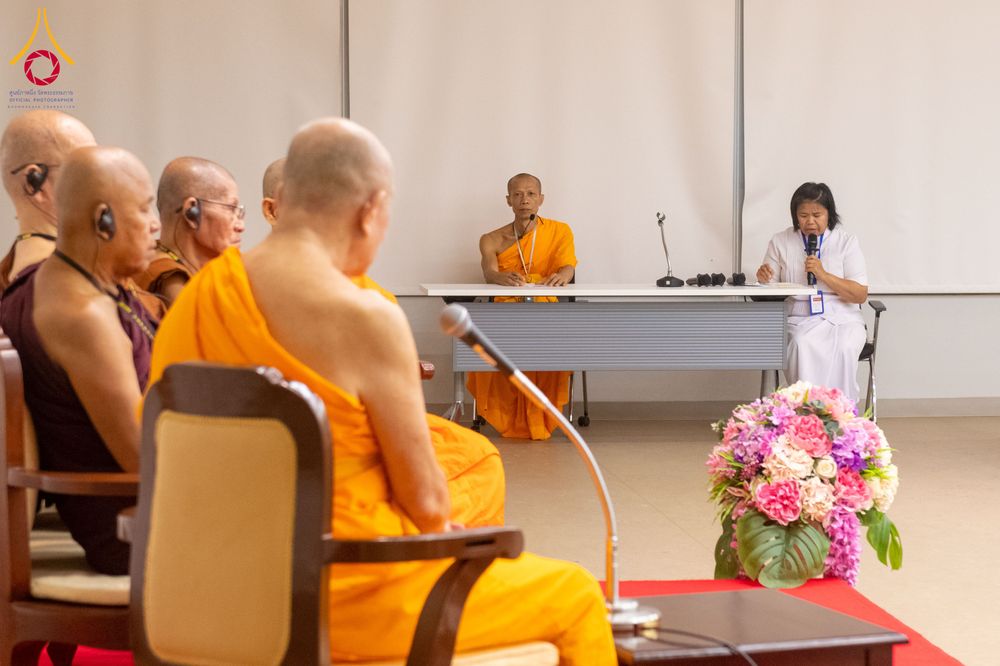 ภาพ No.324841:วันพฤหัสบดีที่ 23 เมษายน พ.ศ.2569  หลวงพ่อทัตตชีโว รองเจ้าอาวาสวัดพระธรรมกาย ถวายการต้อนรับและปฏิสันถารคณะชาวเมียนมาและคณะไทยใหญ่