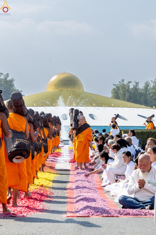 ภาพ No.304753:วันที่ 25 มกราคม พ.ศ. 2569 พิธีต้อนรับพระธรรมยาตรา (ภาพชุดที่ 2) รร.สามัคคีราษฏร์บำรุง-วัดพระธรรมกาย ในโครงการธรรมยาตรา กตัญญูบูชา มหาปูชนียาจารย์ พระมงคลเทพมุนี(สด จนฺทสโร) พระผู้ปราบมาร อนุสรณ์สถาน 7 แห่ง ปีที่ 14