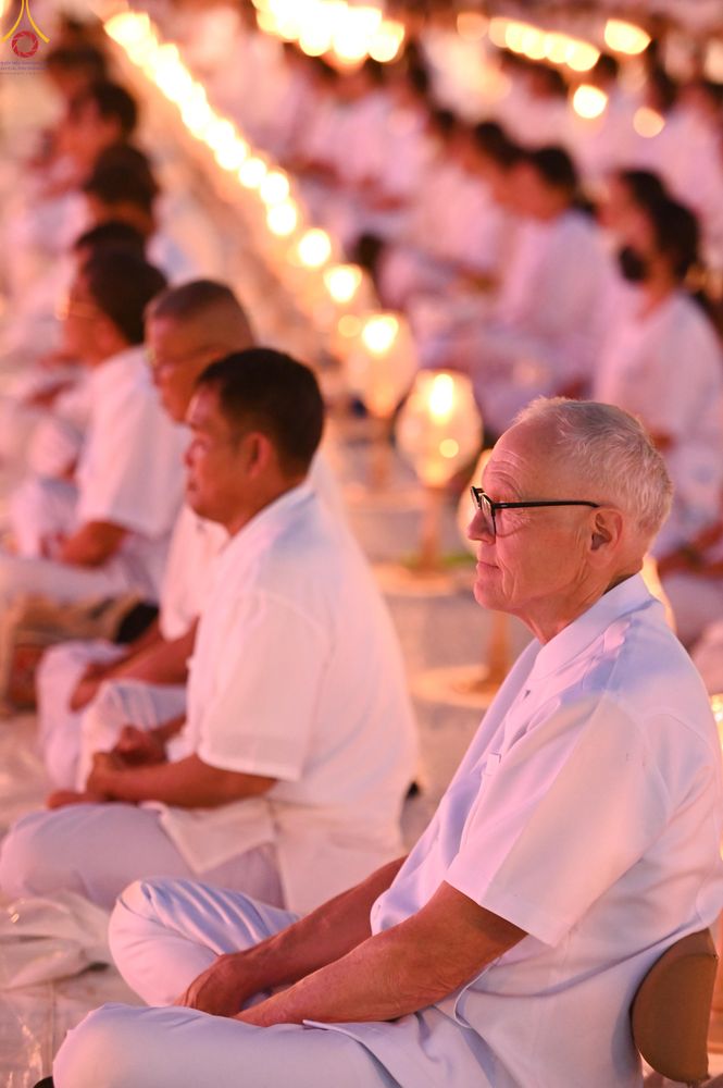 ภาพ No.294156:วันที่ 13 มกราคม พ.ศ. 2569 พิธีจุดประทีปถวายเป็นพุทธบูชา และบูชาธรรมมหาปูชนียาจารย์  (ภาพชุดที่ 2) ณ วัดสองพี่น้อง ต.ต้นตาล อ.สองพี่น้อง จ.สุพรรณบุรี ในโครงการธรรมยาตรา กตัญญูบูชา มหาปูชนียาจารย์ พระมงคลเทพมุนี(สด จนฺทสโร) พระผู้ปราบมาร อนุสรณ์สถาน 7 แห่