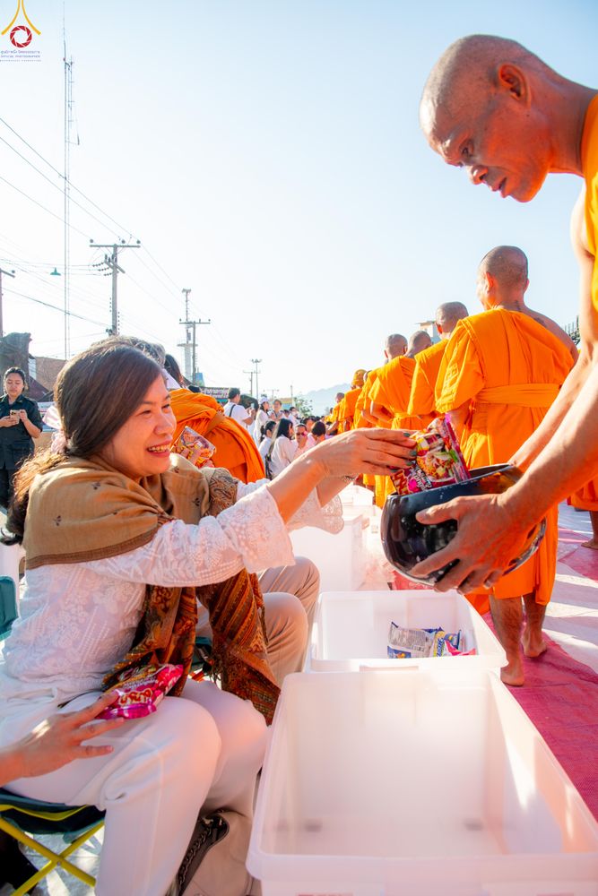 ภาพ No.282750:วันเสาร์ที่ 20 ธันวาคม พ.ศ.2568 พิธีตักบาตรพระ 10,000 รูป (ชุด 2) เนื่องในโอกาส 194 ปี จังหวัดกาญจนบุรี และอุทิศส่วนกุศลให้แด่บรรพชนทั้งหลาย บริเวณถนนสองแคว (Skywalk) เมืองกาญจนบุรี