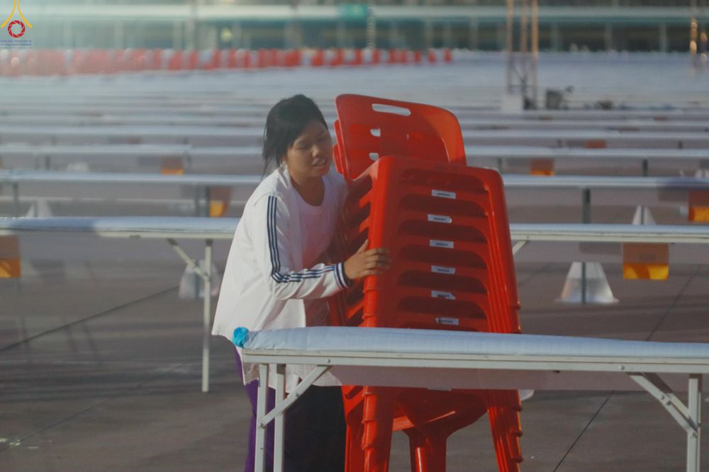 ภาพ No.322049:วันที่ 12 -13 เมษายน พ.ศ.2569 การเตรียมกล่องไทยธรรม + การขนย้ายเก้าอี้ เพื่องานถวายมหาสังฆทาน 40,000 กว่าวัดทั่วประเทศ วันคุ้มครองโลก 22 เมษายน พ.ศ.2569 วัดพระธรรมกาย