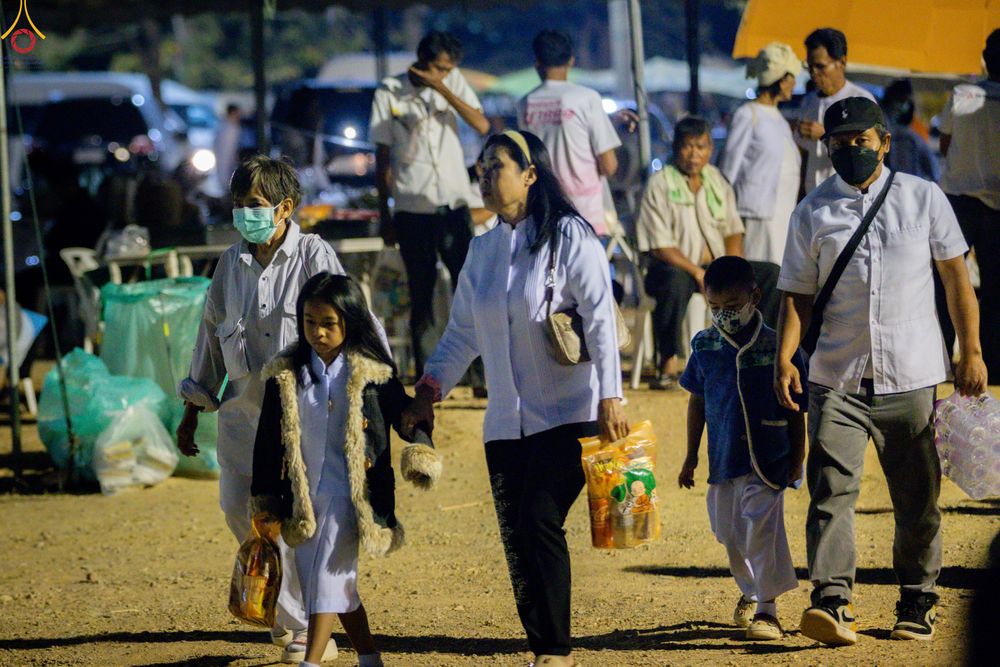 ภาพ No.302380:วันที่ 24 มกราคม พ.ศ. 2569 พิธีตักบาตรพระธรรมยาตรา ณ อนุสรณ์สถานลำดับที่ 5 สถานที่เผยแผ่วิชชาธรรมกายครั้งแรก อนุสรณ์สถานบางปลา วัดบางปลา อำเภอบางเลน จังหวัดนครปฐม ในโครงการธรรมยาตรา กตัญญูบูชา มหาปูชนียาจารย์ พระมงคลเทพมุนี(สด จนฺทสโร) พระผู้ปราบมาร อนุส