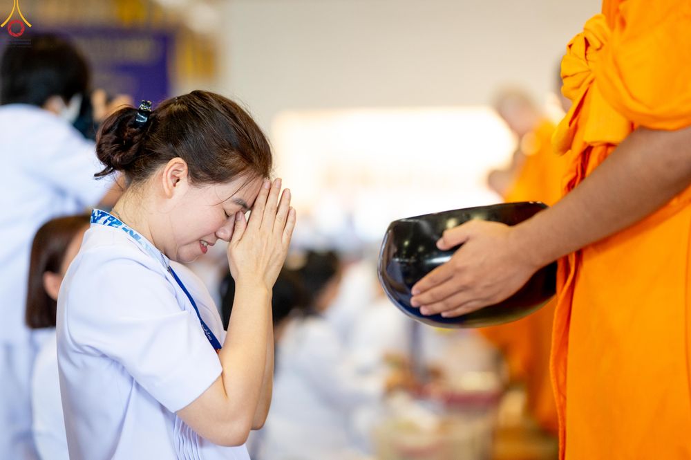 ภาพ No.311370:วันอาทิตย์ต้นเดือนที่ 1 มีนาคม พ.ศ.2569 พิธีตักบาตร และ พิธีบูชาข้าวพระ ณ สภาธรรมกายสากล วัดพระธรรมกาย