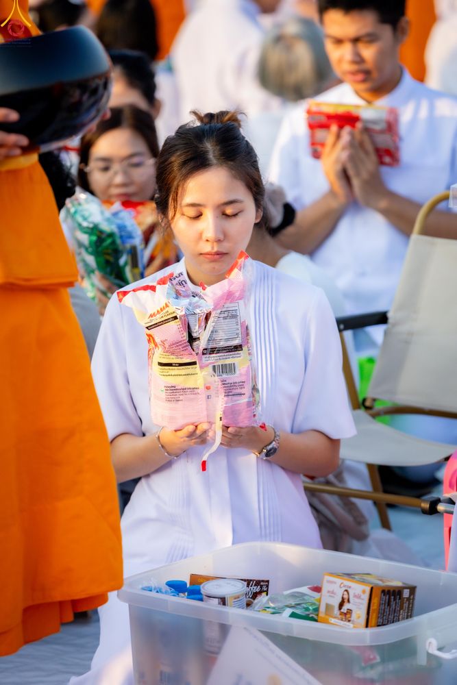 ภาพ No.279852:วันที่ 1 มกราคม พ.ศ.2569 พิธีตักบาตรในวันขึ้นปีใหม่ ณ ลานธรรม วัดพระธรรมกาย