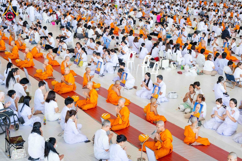 ภาพ No.319617:วันเสาร์ที่ 4 เมษายน พ.ศ.2569 พิธีขอขมา มอบผ้าไตร และถวายบาตรแด่นาคธรรมทายาท ในโครงการบรรพชาสามเณรฟื้นฟูพระพุทธศาสนาทั่วไทย โครงการหน่อแก้วเปรียญธรรม รุ่นที่ 14 โครงการสามเณรยุวธรรมทายาท รุ่นที่ 34 โครงการสามเณรมัชฌิมธรรมทายาท รุ่นที่ 30 ณ สภาธรรมกายสากล