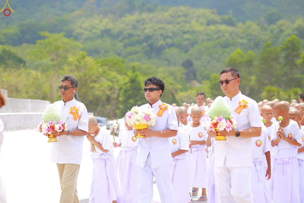 ภาพ No.320130:วันเสาร์ที่ 4 เมษายน 2569 พิธีตัดปอยผม ขอขมาผู้ปกครอง  มอบบาตร-ผ้าไตร และพิธีบรรพชาสามเณร 87 รูป  ณ ศูนย์ปฏิบัติธรรมระยอง(บ้านช่องลม)  ต.บางบุตร อ.บ้านค่าย จ.ระยอง