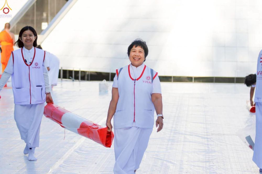 ภาพ No.300560:ภาพเบื้องหลังอาสาสมัครรวมใจ ชุดที่ 3 ในโครงการธรรมยาตรา กตัญญูบูชา มหาปูชนียาจารย์ พระมงคลเทพมุนี(สด จนฺทสโร) พระผู้ปราบมาร อนุสรณ์สถาน 7 แห่ง ปีที่ 14