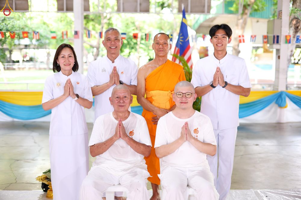 ภาพ No.338374:วันอาทิตย์ที่ 5 กรกฎาคม พศ.2569 พิธีตัดปอยผมธรรมทายาทนานาชาติ IDOP รุ่นที่ 21 จากประเทศจีน มาเลเซีย สิงคโปร์ และไต้หวัน ณ โถงช้าง วัดพระธรรมกาย