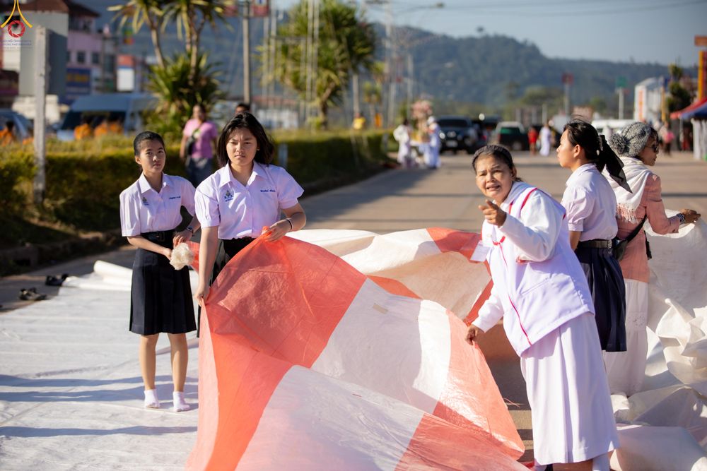 ภาพ No.281465:วันเสาร์ที่ 27 ธันวาคม พ.ศ.2568 พิธีตักบาตรพระ ๑,๐๐๐ รูป   เพื่อความเป็นสิริมงคลแก่ชีวิตและแผ่นดินไทย  มหากุศลครั้งยิ่งใหญ่แห่งปี ส่งท้ายปีเก่า ต้อนรับปีใหม่  ณ ถนนหน้าที่ว่าการอำเภอภูเรือ จังหวัดเลย