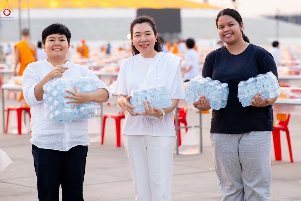 ภาพ No.322665:วันที่ 17 เมษายน พ.ศ.2569 การเรียงกล่องไทยธรรม เรียงน้ำดื่ม เรียงร่ม ณ ลานธรรมพระมหาธรรมกายเจดีย์ เพื่องานถวายมหาสังฆทาน 40,000 กว่าวัดทั่วประเทศ วันคุ้มครองโลก 22 เมษายน พ.ศ.2569 วัดพระธรรมกาย