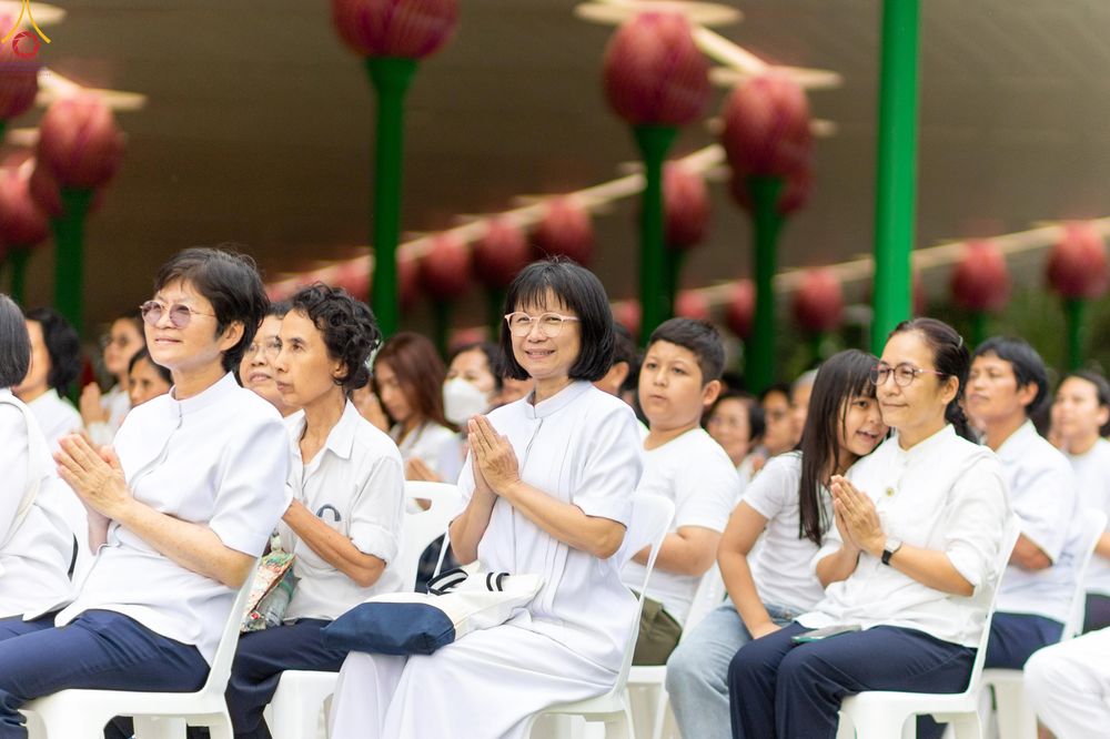 ภาพ No.330607:วันที่ 30 พฤษภาคม พ.ศ.2569 พิธีตัดปอยผมและปลงผม อุบาสกอุปสมบทอุทิศชีวิต 11 ท่าน (ภาพชุดที่ 2) ณ โบสถ์พระไตรปิฎก วัดพระธรรมกาย จังหวัดปทุมธานี