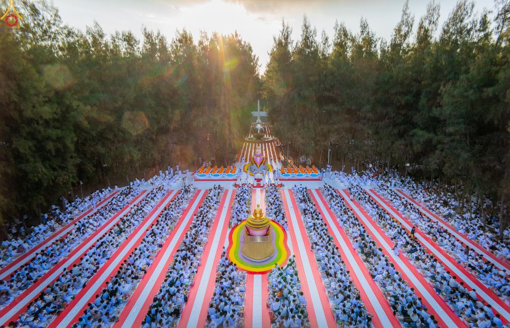 ภาพ No.289305:วันที่ 7 มกราคม พ.ศ. 2569 พิธีตักบาตรพระธรรมยาตรา ณ อนุสรณ์สถานลำดับที่ 1 สถานที่เกิดด้วยรูปกายเนื้อ อนุสรณ์สถานมหาวิหารพระมงคลเทพมุนี (โลตัสแลนด์) อ.สองพี่น้อง จ.สุพรรณบุรี ในโครงการธรรมยาตรา กตัญญูบูชา มหาปูชนียาจารย์ พระมงคลเทพมุนี(สด จนฺทสโร) พระผู้ป