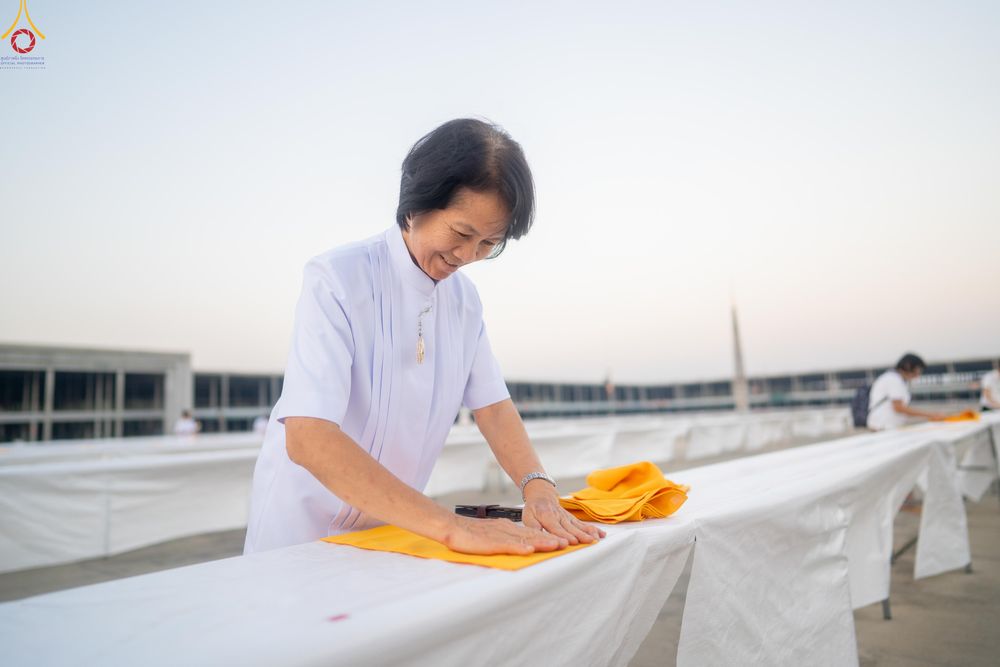 ภาพ No.321200:วันที่ 10-11 เมษายน พ.ศ.2569 การเตรียมกล่องไทยธรรม และการติดผ้ารับประเคน เพื่องานถวายมหาสังฆทาน 40,000 กว่าวัดทั่วประเทศ วันคุ้มครองโลก 22 เมษายน พ.ศ.2569 วัดพระธรรมกาย