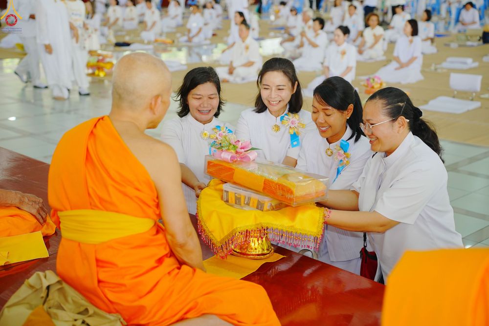 ภาพ No.348303:วันที่ 10 กันยายน พ.ศ.2569 พิธีสวดพระพุทธมนต์ และถวายภัตตาหารเป็นสังฆทาน เนื่องในวันครบ 26 ปี วันคล้ายละสังขาร คุณยายอาจารย์มหารัตนอุบาสิกาจันทร์ ขนนกยูง ณ หอฉันคุณยายอาจารย์ฯ วัดพระธรรมกาย