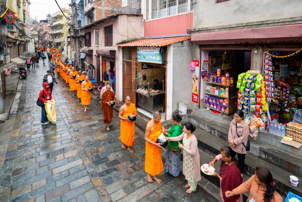ภาพ No.317146:วันจันทร์ที่ 30 มีนาคม พ.ศ.2569 จาริกบิณฑบาตสยมภูนาทสู่พระราชวังหนุมานโดกา ประเทศเนปาล