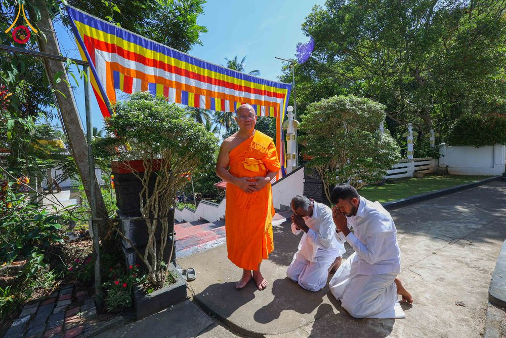 ภาพ No.317823:วันที่ 1 เมษายน พ.ศ. 2569 พิธีสวดธัมมจักกัปปวัตตนสูตรนานาชาติ ในวันพระใหญ่ ขึ้น 15 ค่ำ เดือน 5 (Poya Day)  ณ ศรีธรรมนันทะปิริเวนะ เเละ  วัดวิมลวิหาร นาวละ ประเทศศรีลังกา