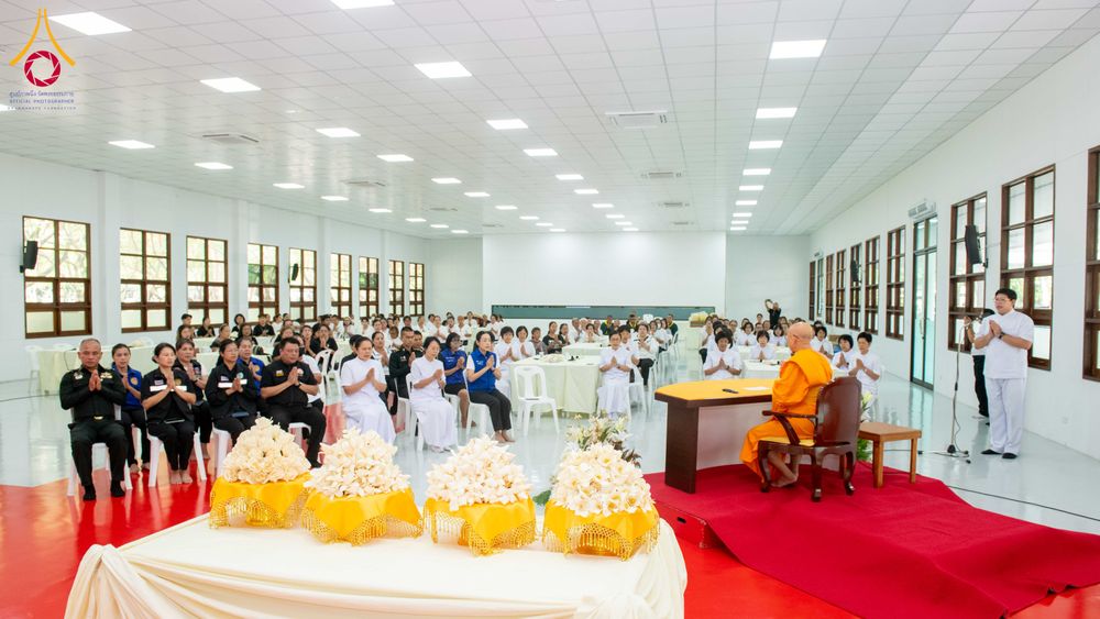 ภาพ No.327416:วันศุกร์ที่ 1 พฤษภาคม พ.ศ. 2569 รวมใจพสกนิกรชาวอำเภอคลองหลวง ประดิษฐ์ดอกไม้จันทน์ เพื่อใช้ในพิธีถวายดอกไม้จันทน์ในงานพระราชพิธีถวายพระเพลิงพระบรมศพ สมเด็จพระนางเจ้าสิริกิติ์ พระบรมราชินีนาถ พระบรมราชชนนีพันปีหลวง ณ วัดพระธรรมกาย