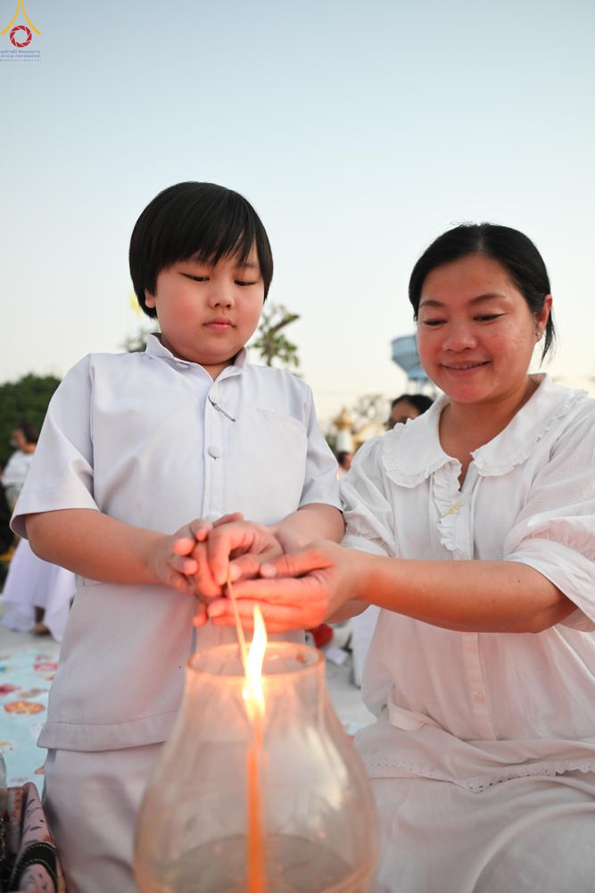 ภาพ No.294058:วันที่ 13 มกราคม พ.ศ. 2569 พิธีจุดประทีปถวายเป็นพุทธบูชา และบูชาธรรมมหาปูชนียาจารย์  (ภาพชุดที่ 2) ณ วัดสองพี่น้อง ต.ต้นตาล อ.สองพี่น้อง จ.สุพรรณบุรี ในโครงการธรรมยาตรา กตัญญูบูชา มหาปูชนียาจารย์ พระมงคลเทพมุนี(สด จนฺทสโร) พระผู้ปราบมาร อนุสรณ์สถาน 7 แห่