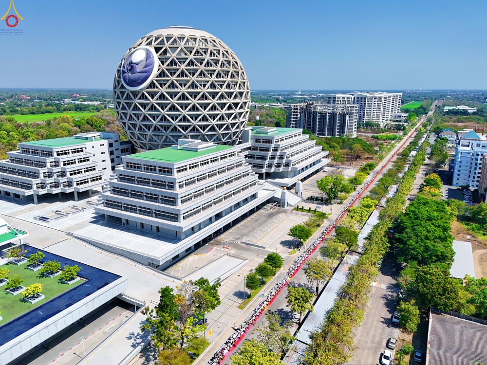 ภาพ No.304654:วันที่ 25 มกราคม พ.ศ. 2569 พิธีต้อนรับพระธรรมยาตรา (ภาพชุดที่ 2) รร.สามัคคีราษฏร์บำรุง-วัดพระธรรมกาย ในโครงการธรรมยาตรา กตัญญูบูชา มหาปูชนียาจารย์ พระมงคลเทพมุนี(สด จนฺทสโร) พระผู้ปราบมาร อนุสรณ์สถาน 7 แห่ง ปีที่ 14