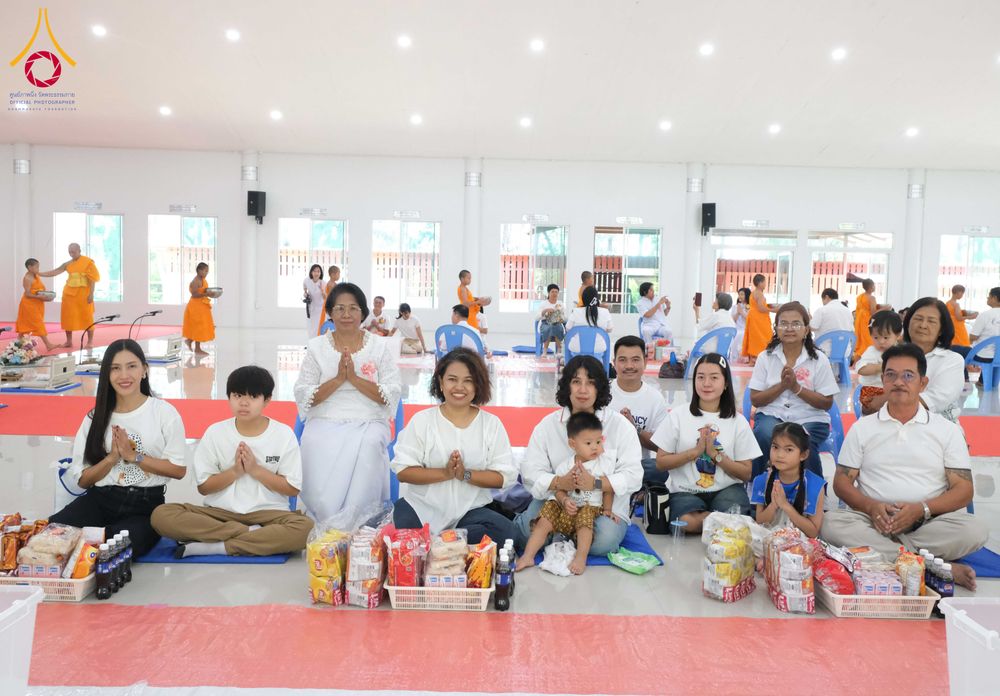 ภาพ No.320905:วันเสาร์ที่ 11 เมษายน พ.ศ.2569 พิธีตักบาตรฉลองสามเณรใหม่ ณ ศูนย์อบรมเยาวชนนครปฐม