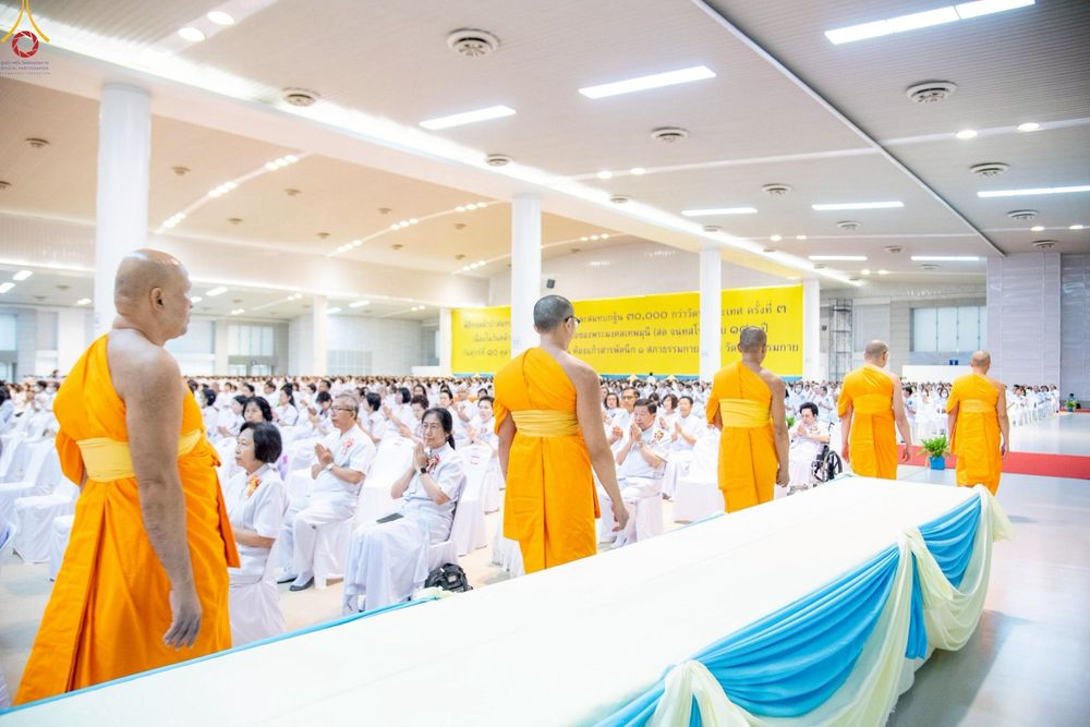 ภาพ No.251740:วันที่ 10 ตุลาคม พ.ศ. 2568 พิธีทอดผ้าป่าสมทบกฐินวัดพระธรรมกาย และสมทบกฐิน 30,000 กว่าวัดทั่วประเทศ ครั้งที่ 3 ณ สภาธรรมกายสากล วัดพระธรรมกาย