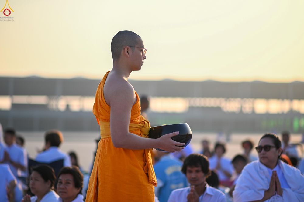 ภาพ No.279821:วันที่ 1 มกราคม พ.ศ.2569 พิธีตักบาตรในวันขึ้นปีใหม่ ณ ลานธรรม วัดพระธรรมกาย