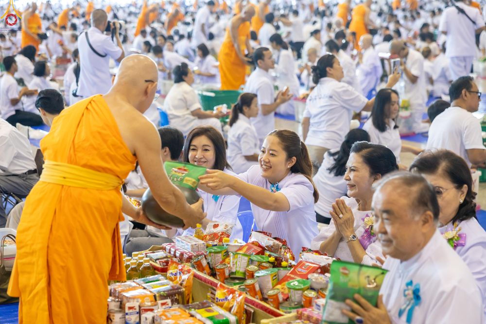 ภาพ No.311457:วันอาทิตย์ต้นเดือนที่ 1 มีนาคม พ.ศ.2569 พิธีตักบาตร และ พิธีบูชาข้าวพระ ณ สภาธรรมกายสากล วัดพระธรรมกาย