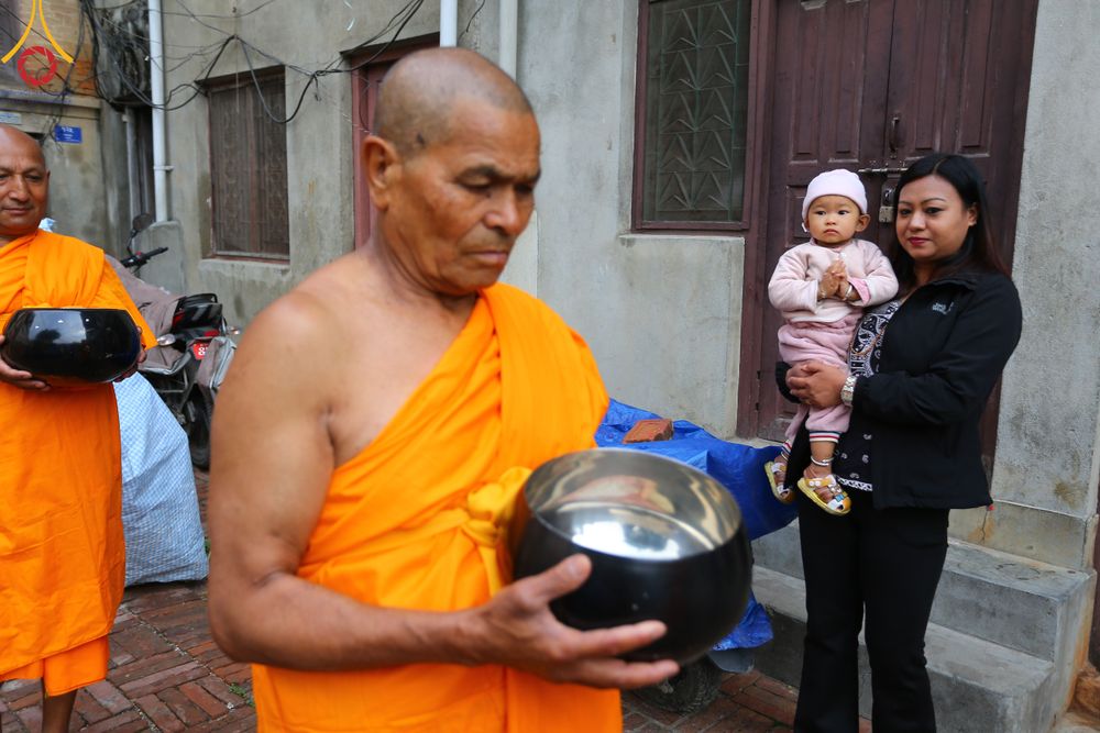 ภาพ No.317240:วันอังคารที่ 31 มีนาคม พ.ศ.2569 จาริกบิณฑบาตแห่งศรัทธา จากวัดอเชศวรสู่สี่แยกปาตันและวัดศรี ประเทศเนปาล