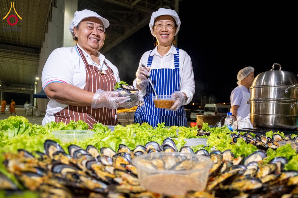 ภาพ No.303456:วันที่ 27 มกราคม พ.ศ. 2569 พิธีถวายภัตตาหารเป็นสังฆทาน แด่พระธรรมยาตรา ณ วัดพระธรรมกาย  จังหวัดปทุมธานี ในโครงการธรรมยาตรา กตัญญูบูชา มหาปูชนียาจารย์ พระมงคลเทพมุนี(สด จนฺทสโร) พระผู้ปราบมาร อนุสรณ์สถาน 7 แห่ง ปีที่ 14