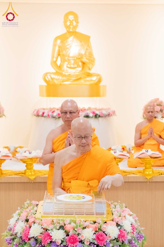 ภาพ No.319149:วันที่ 29 มีนาคม พ.ศ.2569 พิธีอัญเชิญรูปหล่อพระมงคลเทพมุนี (สด จนฺทสโร) ประดิษฐาน ณ ห้องปฏิบัติธรรม “มงคลรัตนโชติ”  วัดพระธรรมกายชิคาโก ประเทศสหรัฐอเมริกา